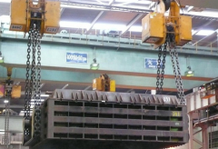Large load turning device for mold workshop can be used with crane