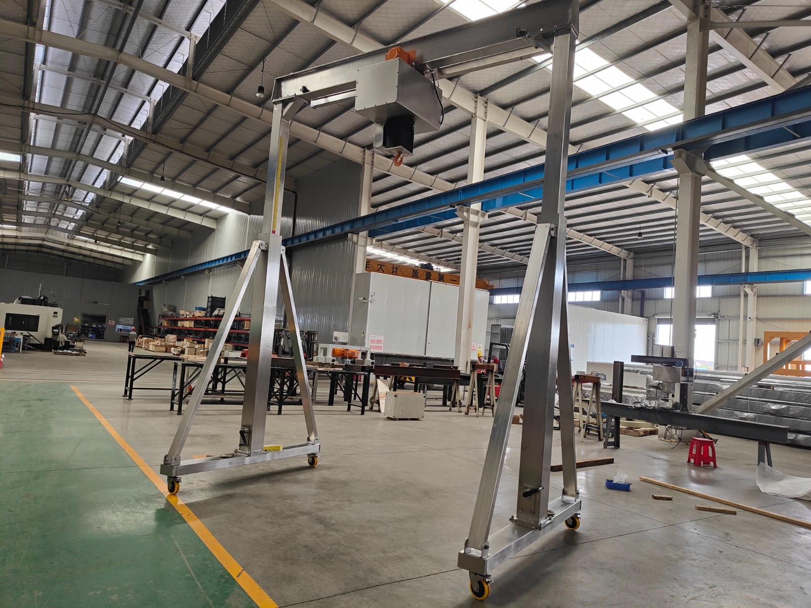 Cleanroom mobile gantry crane
